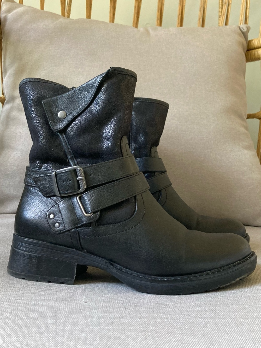 BareTraps Hallie Black Moto Ankle Boots Leather Buckle Zip 9.5M